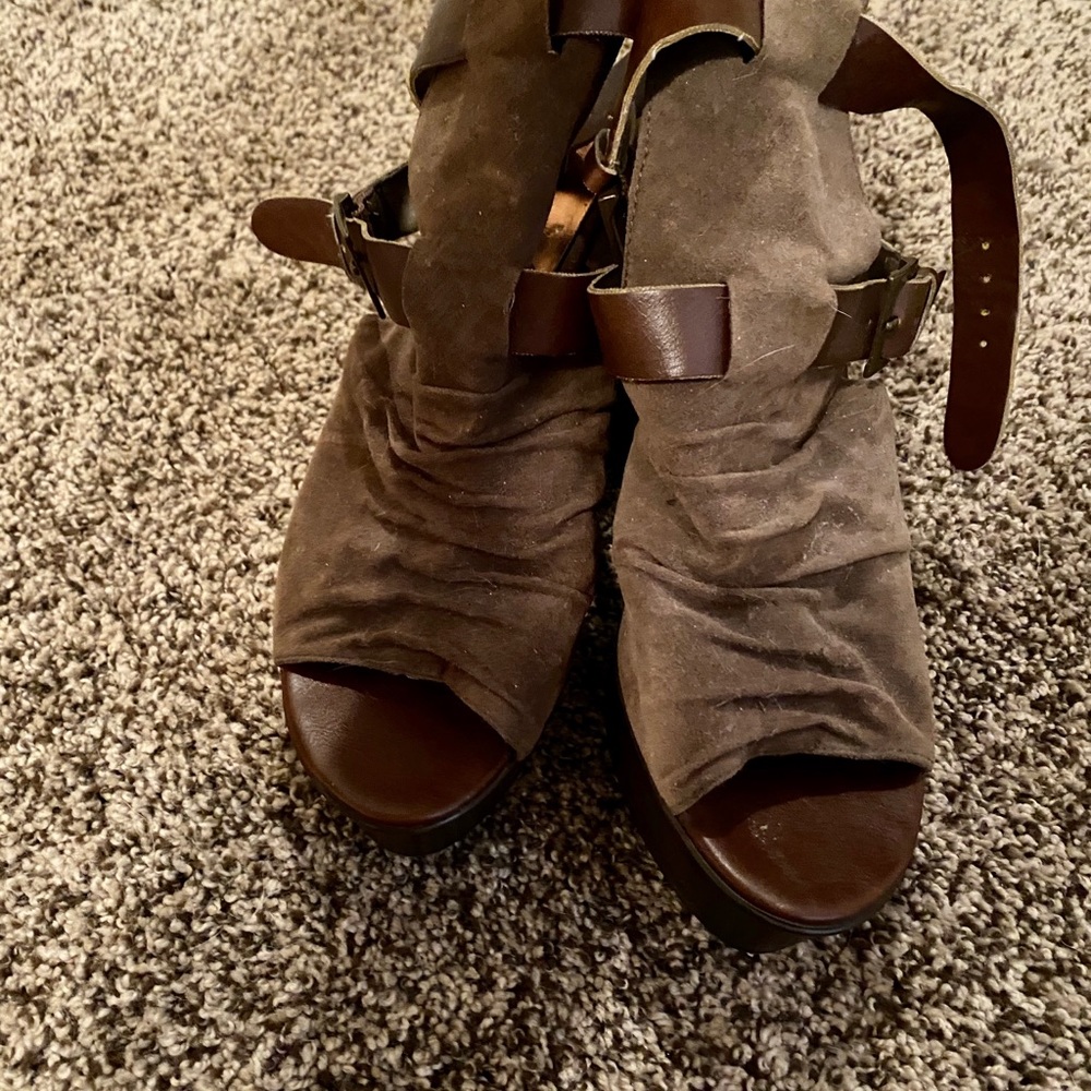 Adorable wedged heel shoes